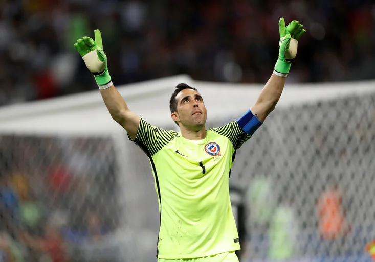 Třikrát BRAVO! Brankář Chile si při penaltách nevídaně vychutnal Portugalce