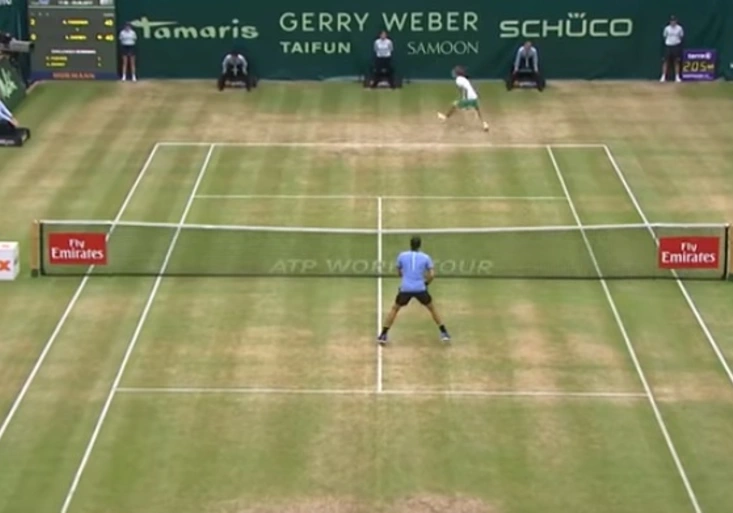 Král Federer! Drzý mladík zahrál tweener, odpověď byla krutá