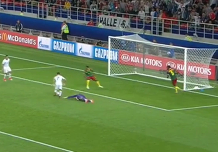 Alexisovi z Arsenalu se směje celý svět. Chrtil jak mohl, ale gól dal stejně Vargas