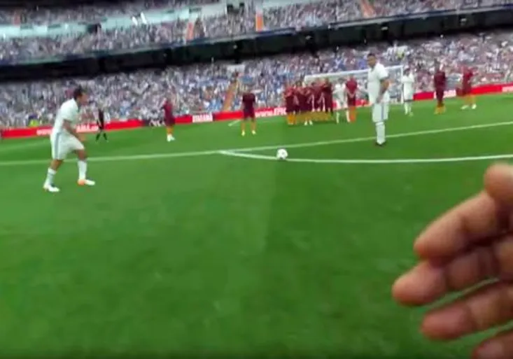 Unikátní záběry! Jak kope trestňáky Roberto Carlos? Podívejte se na exhibici z pohledu hráče!