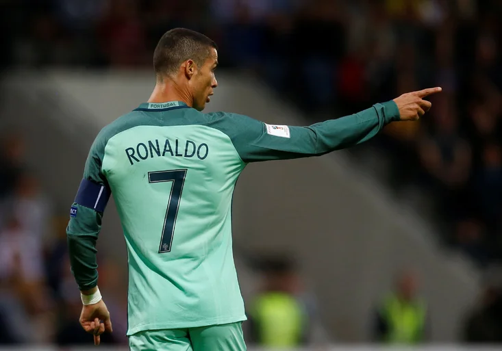 Dojemná chvilka! Malý fanoušek přiběhl za svým idolem. Jak úžasně se Ronaldo zachoval?