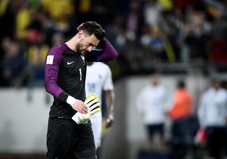 Kam běžel? Hvězdný gólman Francie dostal ve Švédsku neskutečný gól
