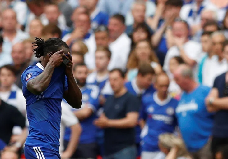 Anglie se směje Mosesovi! Za co poslal rozhodčí hvězdu Chelsea pod sprchy?