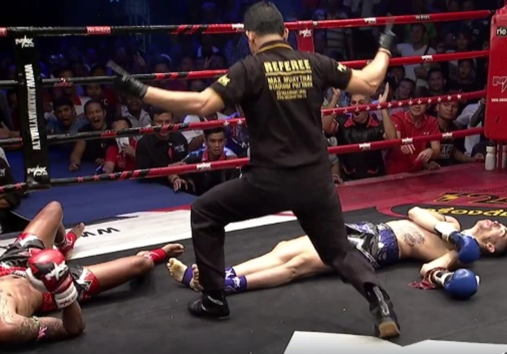 Scéna jako z filmu: Neuvěřitelné dvojité K.O. v thajském boxu!