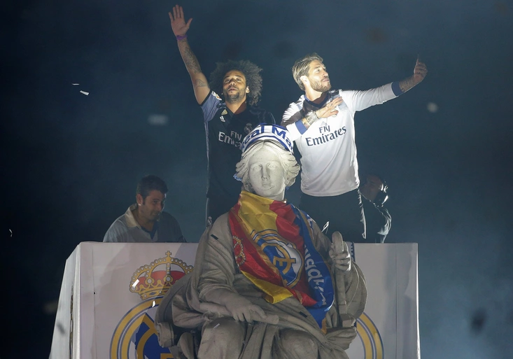 Oslavy Realu? Sergio Ramos drsně zesměšnil Piquého z Barcelony!