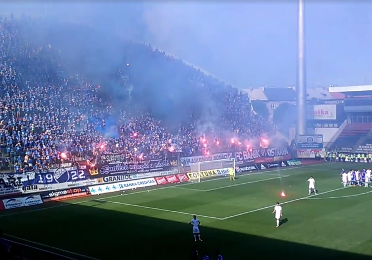 Peklo na fotbale! Fanoušci Baníku odpálili pyrotechniku, byli i loupit v kotli Sigmy