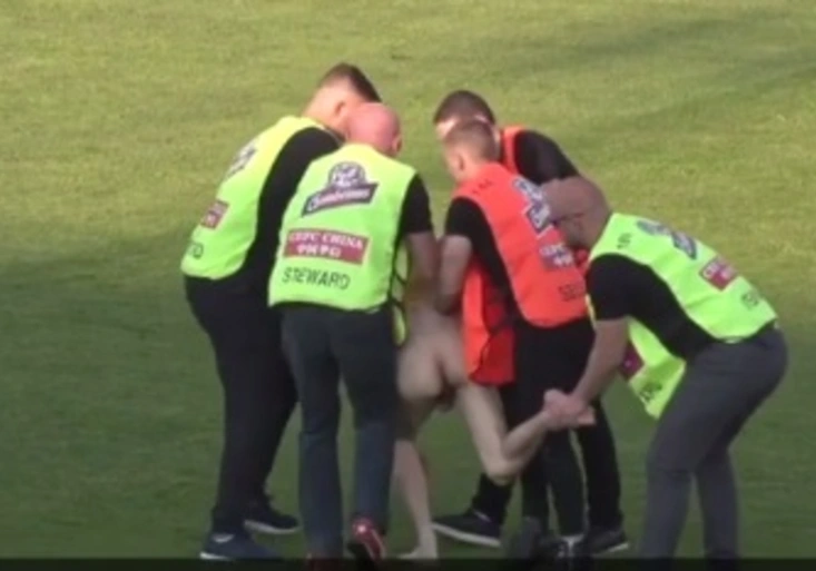 Striptýz na fotbale! Finále poháru narušil nahý fanoušek Opavy