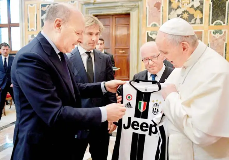 Bude papež František fandit Juventusu? Od Nedvěda dostal dres!