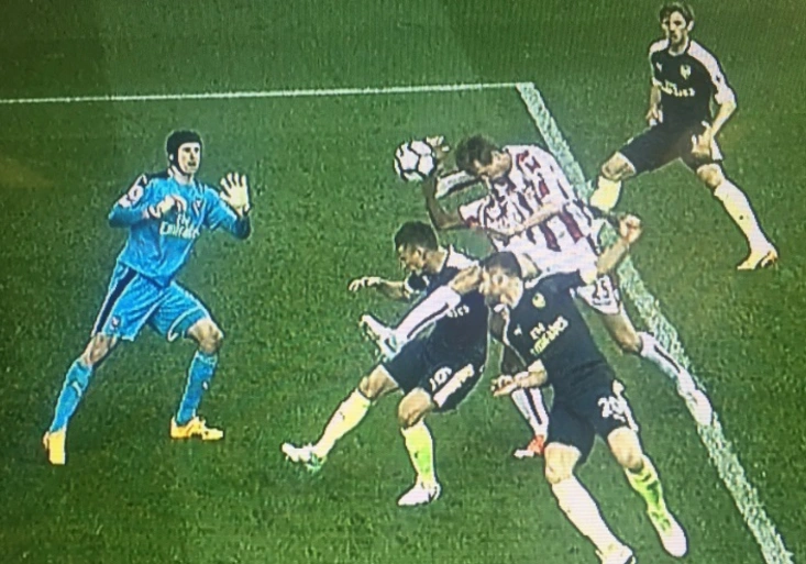 Boží ruka překonala Čecha! Útočník Crouch si zahrál na Maradonu