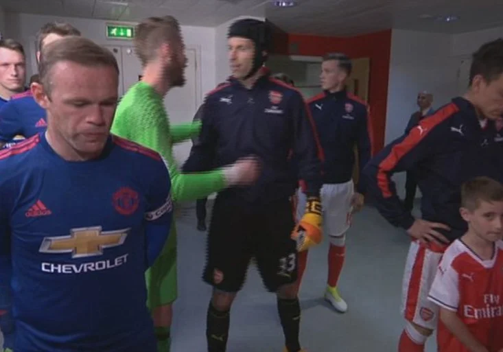 Čech dostal céres od Nevilla! „Přišli jste na křtiny, nebo na fotbal,“ zkritizoval Arsenal i Manchester United