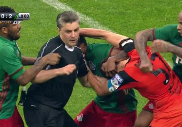 Rudá řežba v Rusku! Ve finále poháru létaly pěsti, 4 červené karty