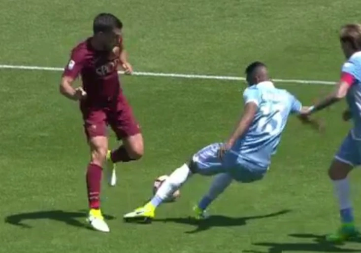 Skokan Strootman! Neuvěříte, za co rozhodčí odpískal penaltu proti Laziu
