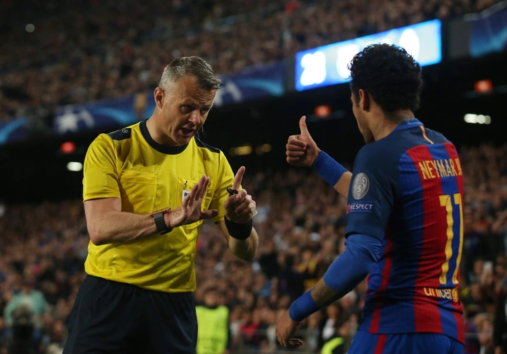 Blázen Neymar! Měl dostat s Juventusem červenou, když šel mstít Messiho?