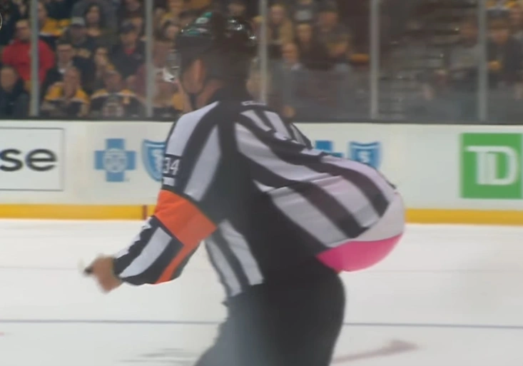 Co to je za komedii? Rozhodčí i Pastrňák si pohrávali při zápase NHL s nafukovacím míčem!