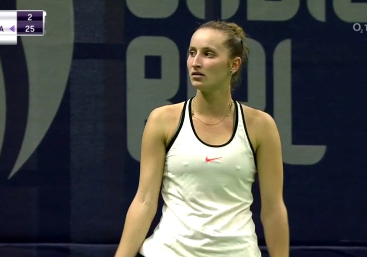 Federer v sukni. Vondroušová ničí soupeřky, předvedla i výměnu turnaje!