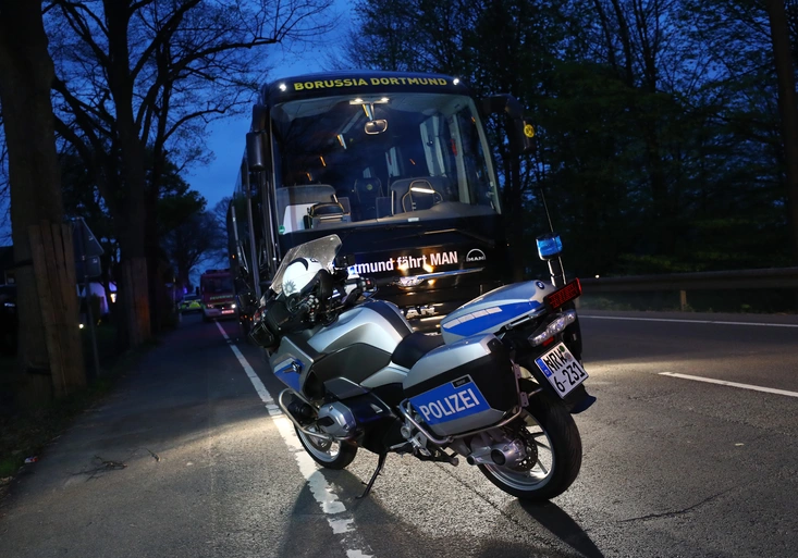 Bombový útok na autobus Dortmundu byl cílený! Policie našla dopis. Mohli to být islamisté!