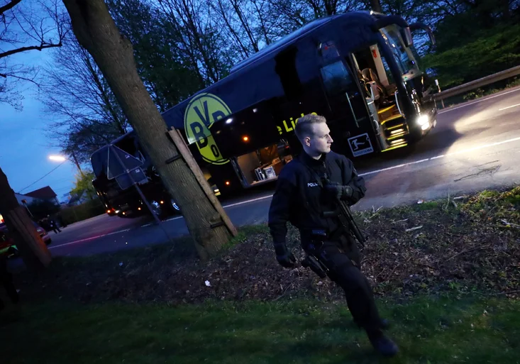 Šok v Dortmundu! U autobusu BVB vybuchla bomba! Obránce Bartra je v nemocnici! Zápas Ligy mistrů byl odložen!