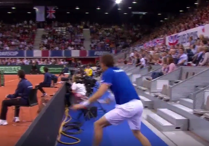Malý tenisový zázrak! Mahut odvrátil v Davis Cupu smeč až z tribuny!