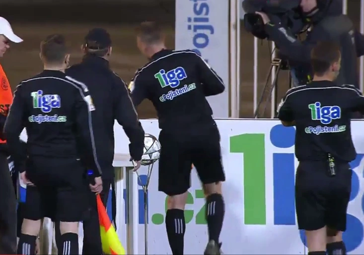 Neobvyklé střídání! V Hradci sáhli jako první ke změně na hřišti rozhodčí!