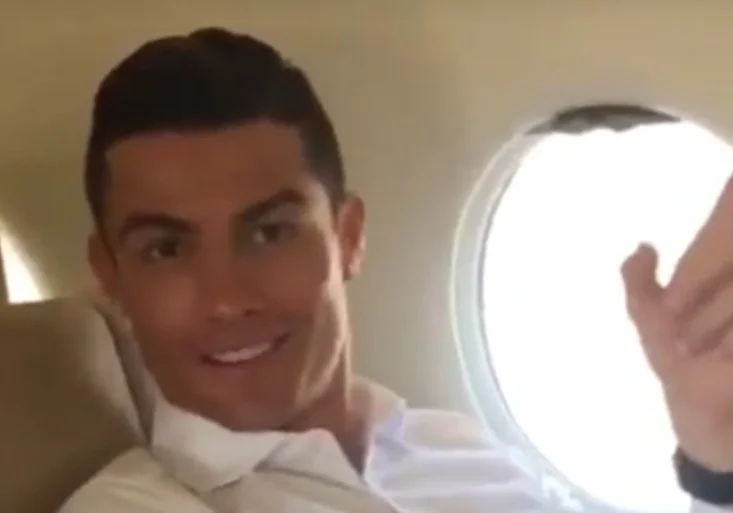 Pocit k nezaplacení! Jak si Cristiano Ronaldo užívá přistání na „svém“ letišti?