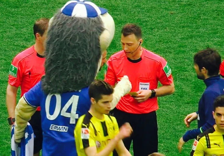 To je vrchol! Drzý maskot Schalke poslal rozhodčího pod sprchu červenou kartou