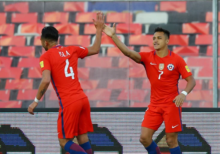Alexis Sánchez se změnil na Zidana, Gerrarda a Ronaldinha v jedné akci. Dal i nádherný gól z přímáku!