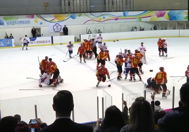 Hokejové derby mezi Čínou a Tchaj-pejí? Brutální hromadná bitka a zasypaný led!