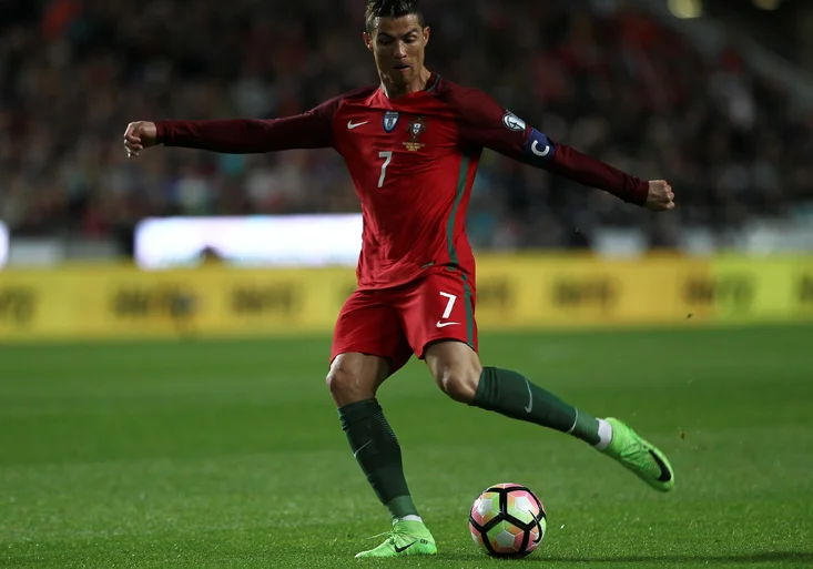 Frajer Cristiano RONALDO oslavil 70! Dvěma góly spláchl Maďary! Jak se trefil z přímáku?