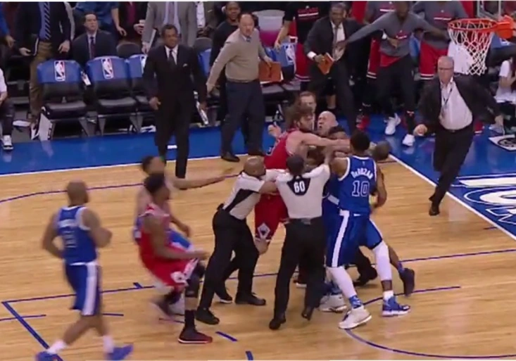 Pěsti v NBA! Slavnou soutěž okořenila největší bitka za 10 let