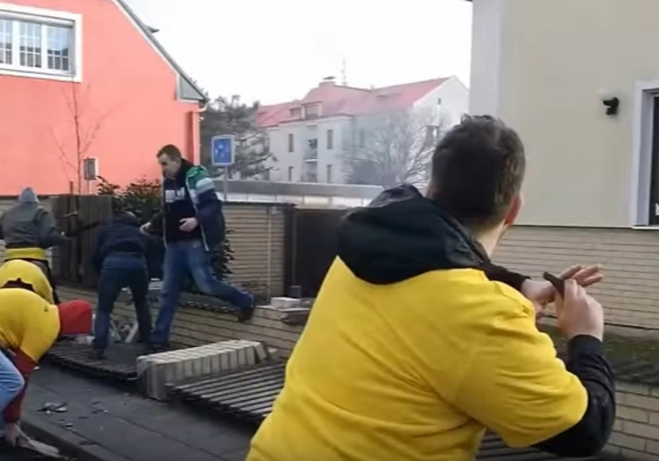Chuligáni strhli plot u domu. Opavský klub předvedl sympatické gesto
