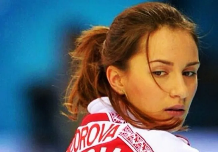 Sexy Anna se odvážných fotek nebojí. Díky ní si zamilujete curling!