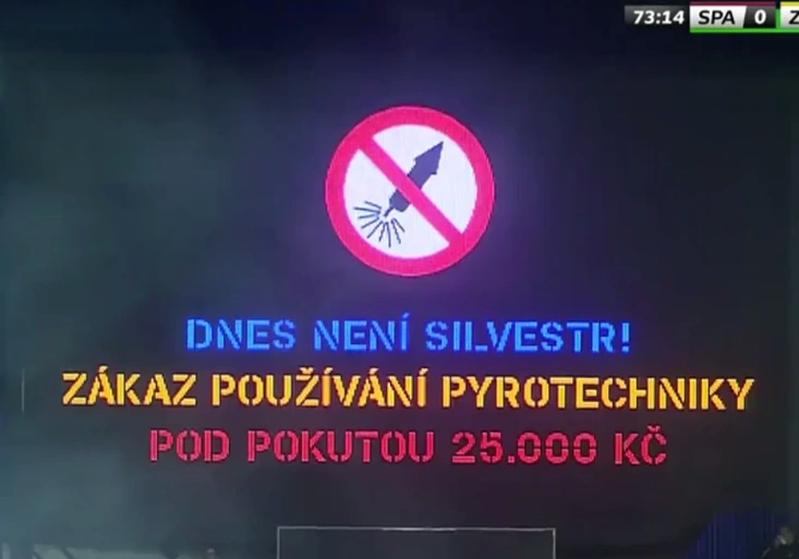 Sparťanští ultras protestovali. Házením dělobuchů znovu přerušili zápas!