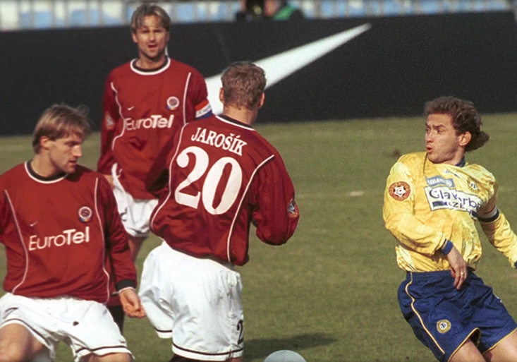 Příběhy české ligy VII: Trenéři na infarkt a fotbal nahoru-dolů. Milan Fukal posílá Spartu za titulem (1999/2000)