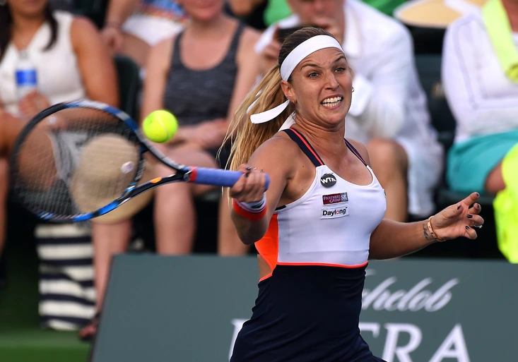 Kristýna Plíšková měla Cibulkovou na raketě, ale zápas nedotáhla. Její sestra vytáhla ránu dne! (Program O2 TV Tenis na pondělní večer a noc)