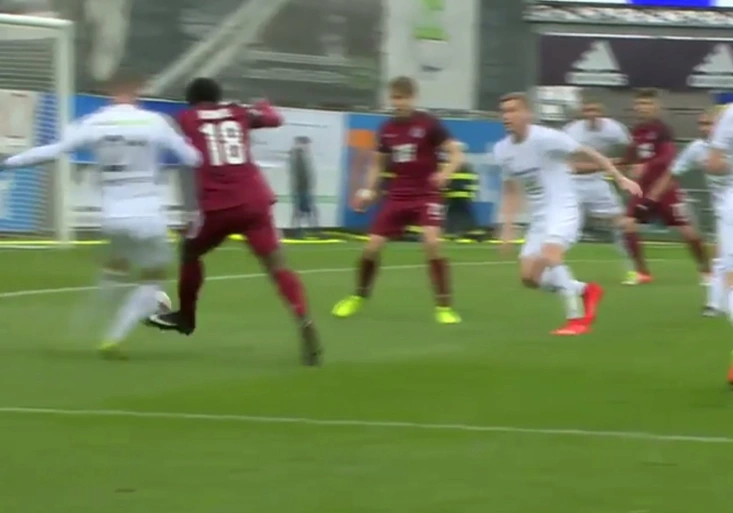 VIDEO: Sebral sudí Spartě penaltu? Faul na Konatého zůstal v Boleslavi nepotrestán! Místo toho udeřili domácí z rohu