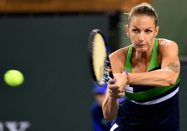 Jedna Plíšková rozdává kanáry, druhá se trápila. Dál jdou i se Strýcovou obě. Kdo hraje na O2 TV Tenis dnes?