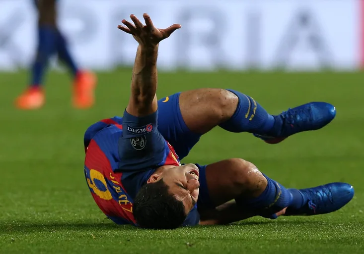 Superobrat, nebo megapodvod Barcelony? Jak Suárez simuloval a Neymar měl jít do sprch?