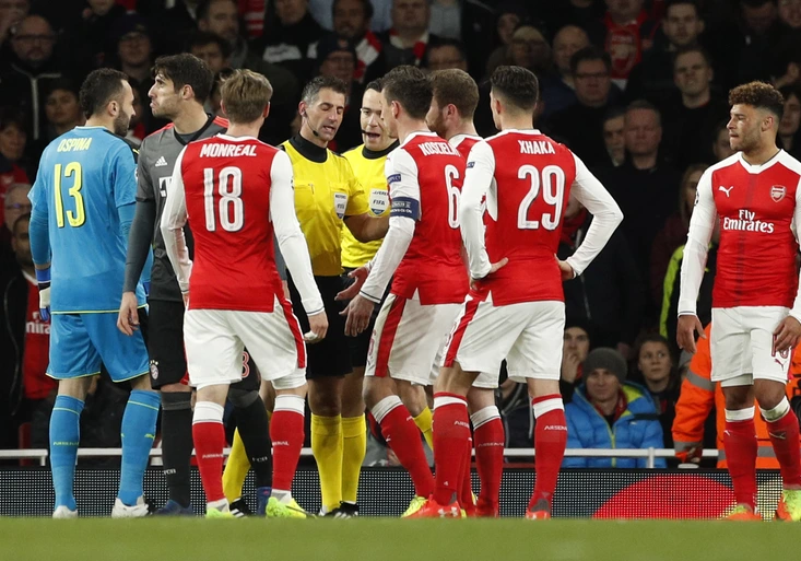 Letec Lewandowski? Fanoušci se dohadují nad penaltou. Wenger: Je to skandál!