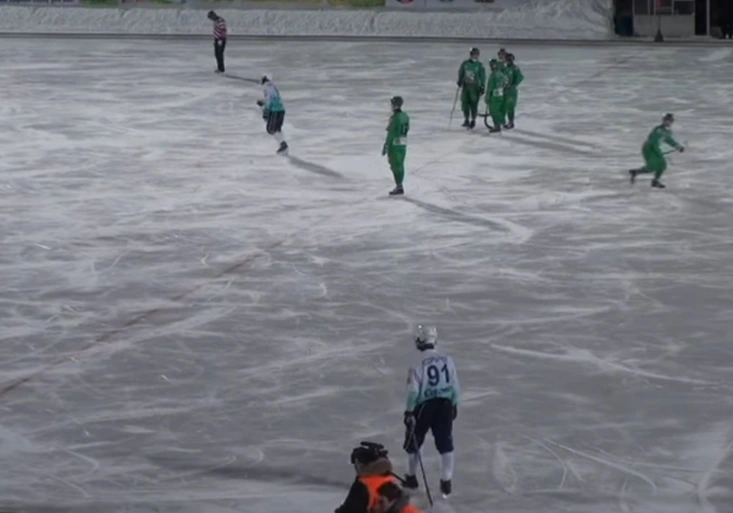 Šílení Rusové! Hráči bandy si nastříleli za zápas 20 vlastňáků. Proč to udělali?