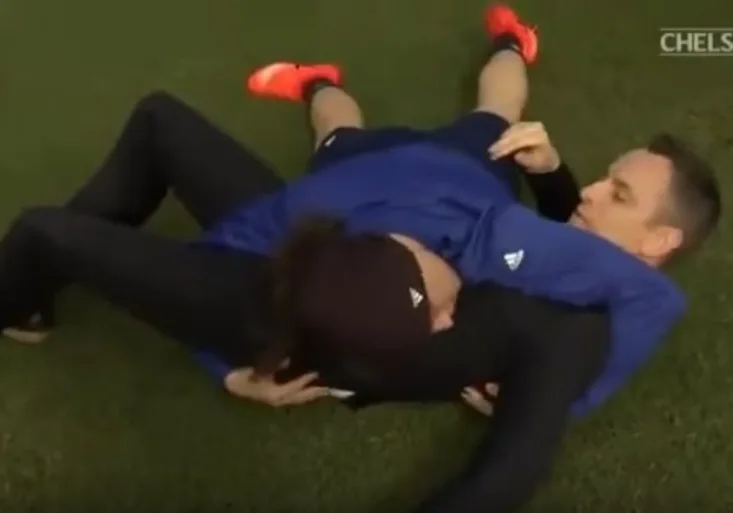 David Luiz jako wrestler! Na tento zákrok reportér jen tak nezapomene
