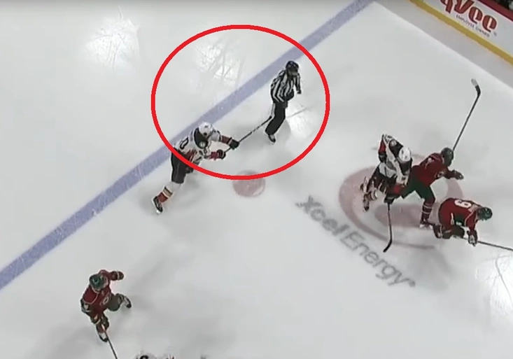 To bude flastr! Útočník v NHL nepochopitelně sekl rozhodčího. Jak dlouho si odpočine?