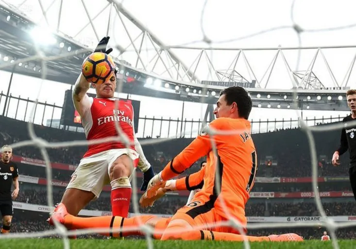 Sánchez zachránil Arsenal! Jeho "házenkářský gól" ale pobouřil Anglii! Měl platit?