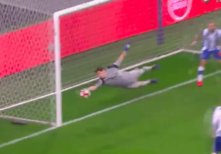Božský Iker! Casillas v poslední minutě konečky prstů zachránil vítězství