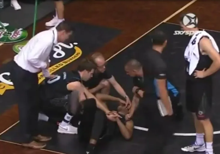 Hrůza jako z hororu! Basketbalista utrpěl děsivé zranění. Oko mu vypadlo z důlku!