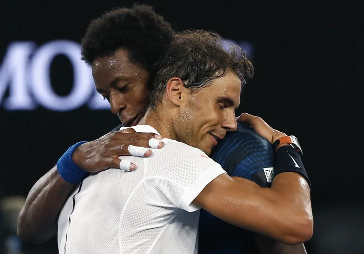 Rafa je zpátky! Zahrál úchvatný winner kolem sítě. Monfils se loučil maratonskou výměnou