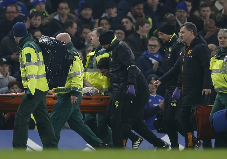Hrůza v Premier League: Buldozer Cahill sestřelil soupeře, Masonovi praskla lebka