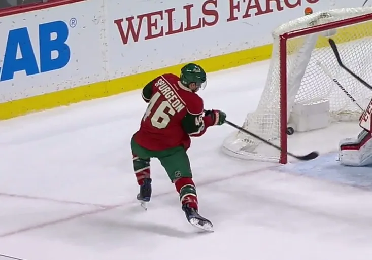 Další úchvatný gól z NHL! Borec z Minnesoty všem vytřel zrak baseballkou! Trefili se i dva Češi!