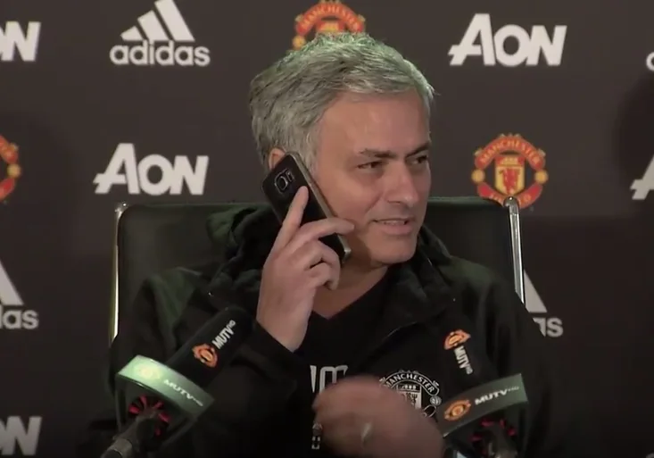 Mourinho odboural novináře na tiskovce! Co udělal s jeho telefonem?