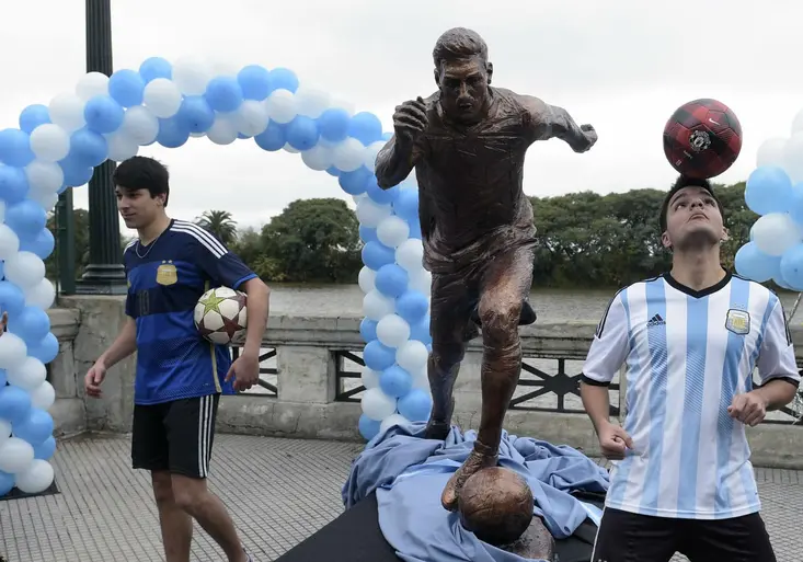 Nechutný útok! V Argentině zneuctili Lionela Messiho. Jeho socha přišla o hlavu i ruce