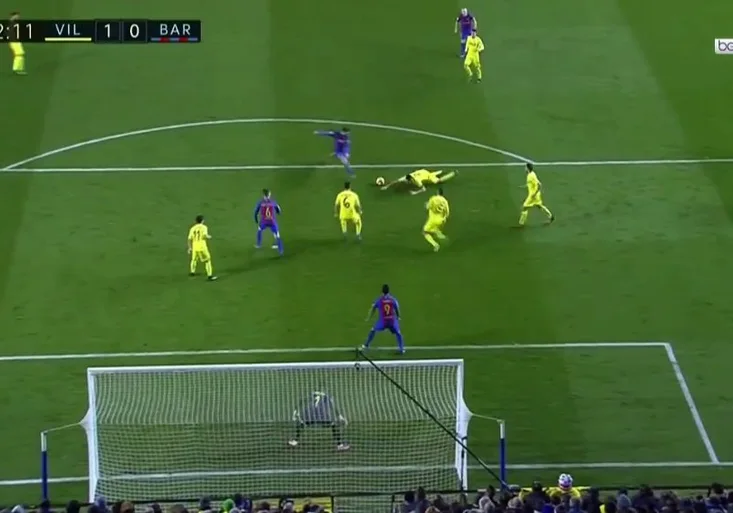 Záložník Villarrealu si zahrál na gólmana, Messiho střelu tečoval na roh. Prošlo mu to!